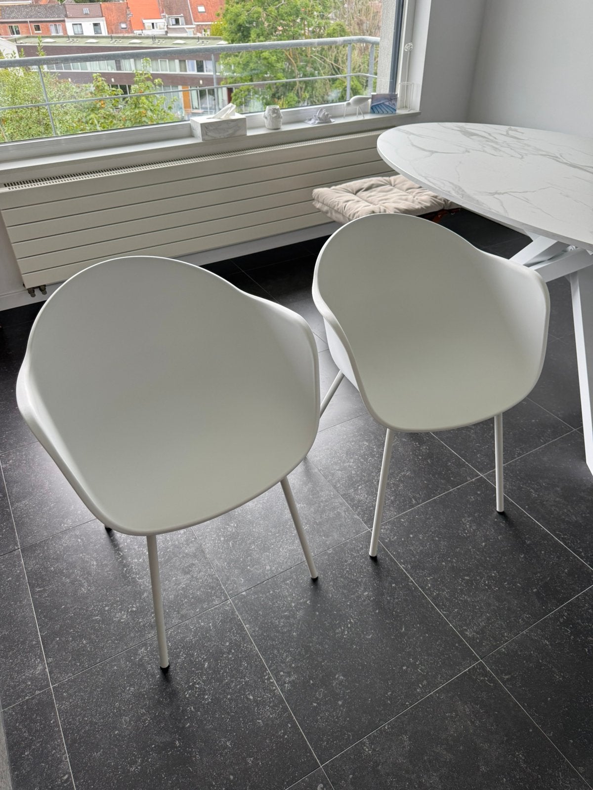 2 witte stoelen, Ophalen, Zo goed als nieuw