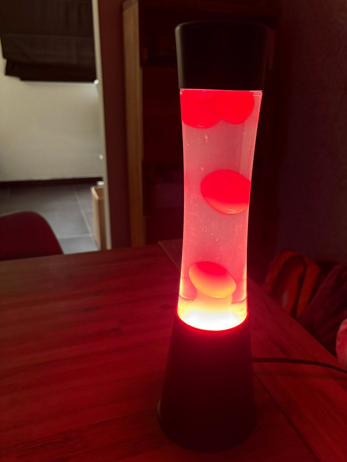 Lava lamp Fisura met rode lava, Huis en Inrichting, Ophalen, Zo goed als nieuw, Rood