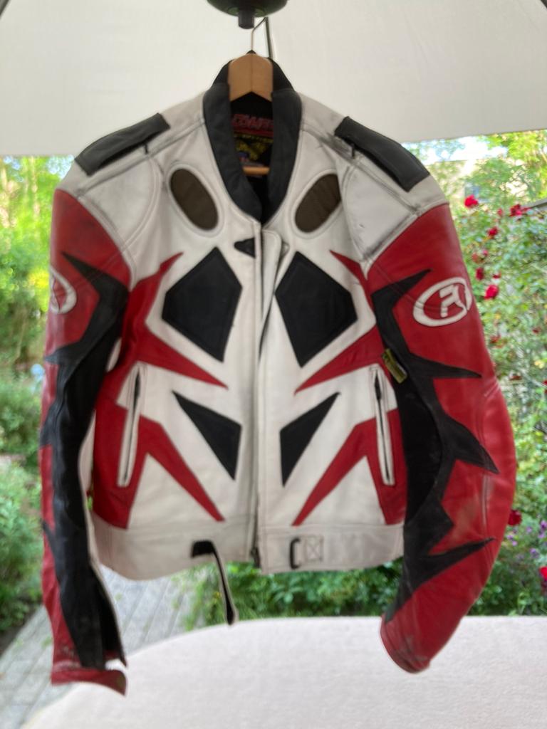 leder motorpak jas en broek  beschadigd  mt 60, Ophalen, Tweedehands, Heren, Combipak