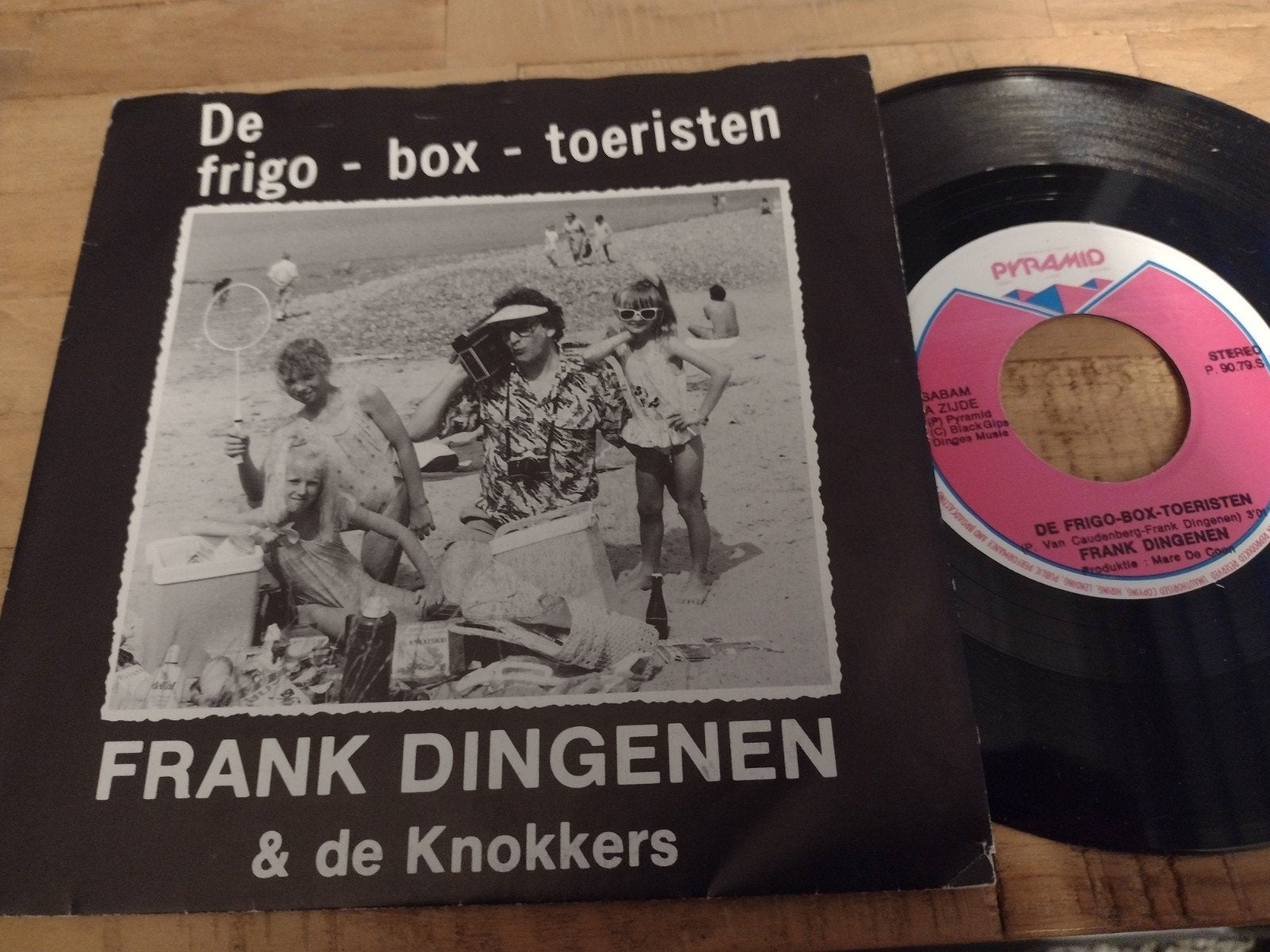 BELPOP Single 1990: FRANK DINGENEN: DE FRIGO BOX TOERISTEN, En néerlandais, Enlèvement ou Envoi, 7 inch, Comme neuf