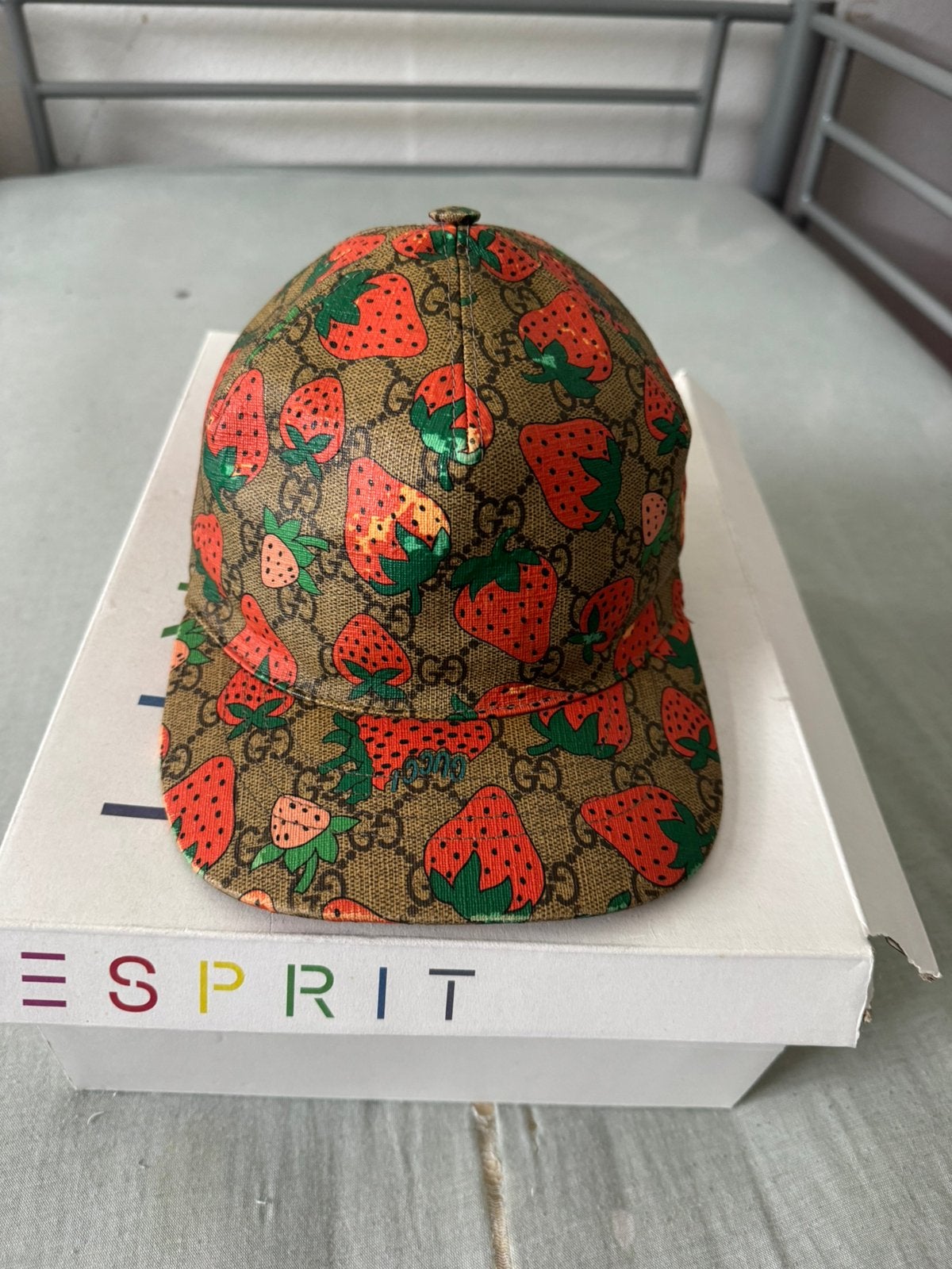 Casquette Gucci Fraise 150€ Négociable, Vêtements | Hommes, Enlèvement, Porté, 57 cm (M, 7⅛ pouces) ou moins, Casquette
