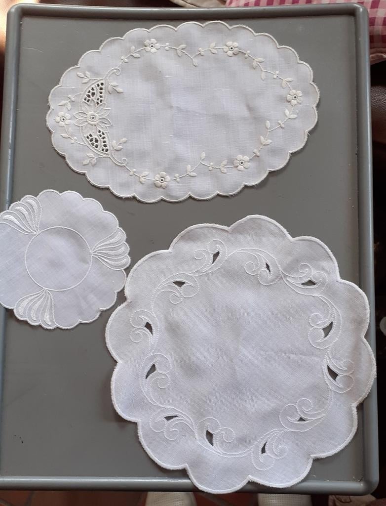 3 napperons brodés en coton, Antiquités & Art, Enlèvement ou Envoi