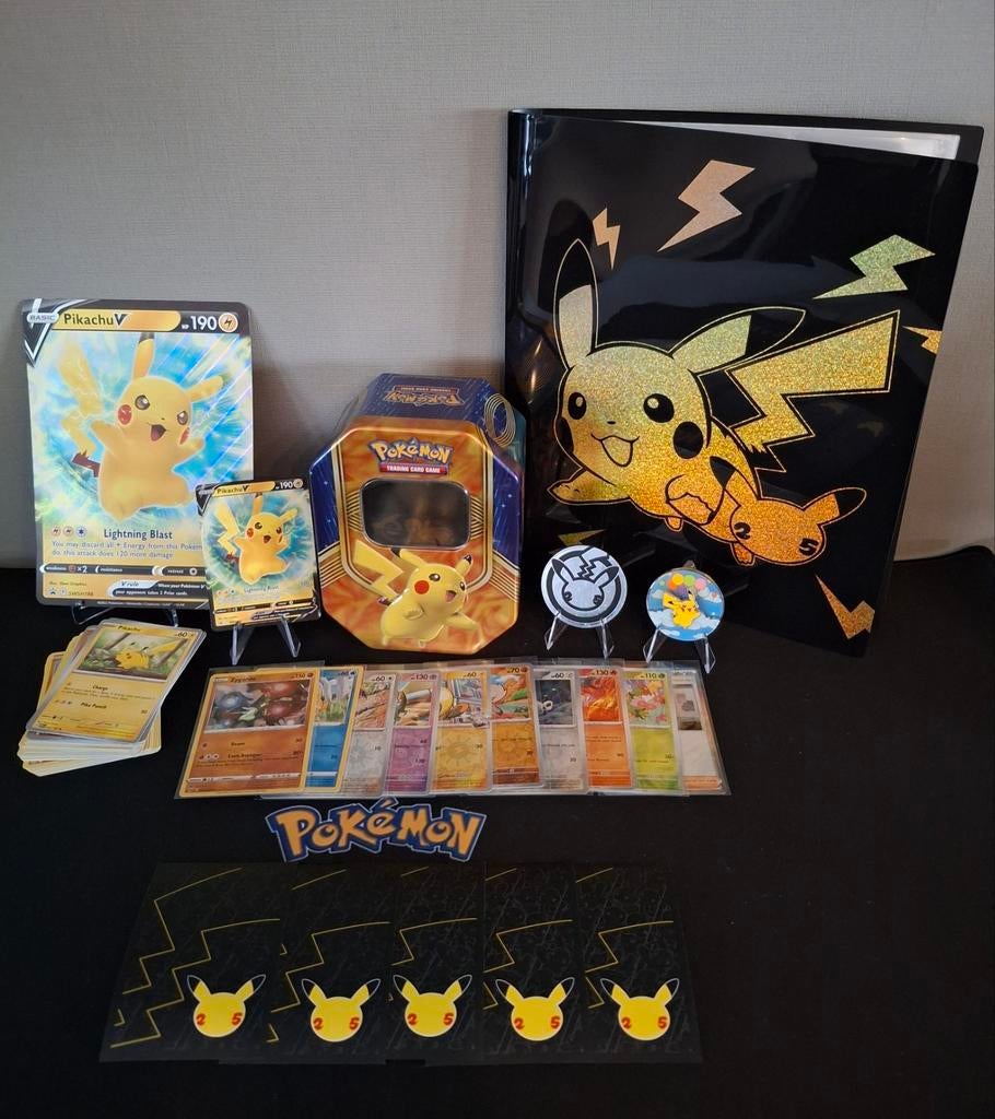 Pikachu verzamelset met grote pikachu map, Ophalen of Verzenden, Zo goed als nieuw