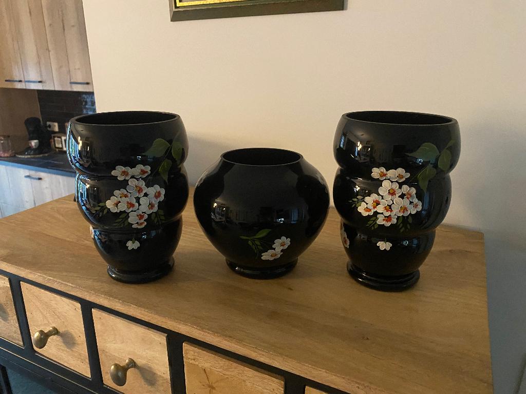 3 vaasjes van booms glas met handgeschilderde bloemen op, Antiek en Kunst, Ophalen