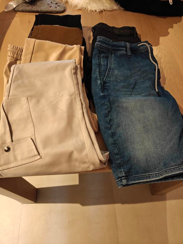 Mannenkledij maat M. 5 lange broeken 2 Bermuda 2 t-shir hemd, Kleding | Heren, Ophalen, Maat 48/50 (M)