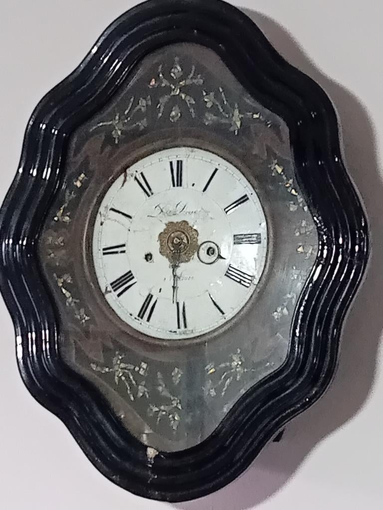 Belle horloge française d'œil de bœuf, Enlèvement