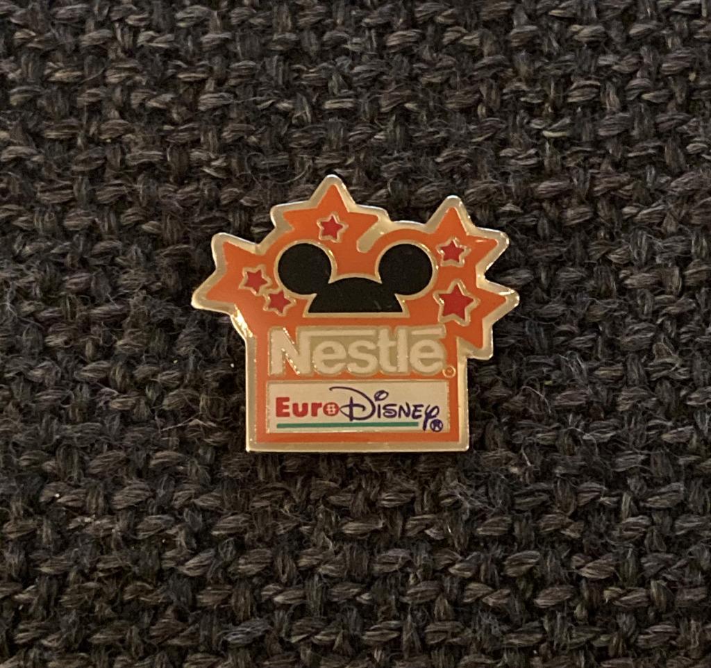 PIN - EURO DISNEY - MICKEY MOUSE - NESTLE, Verzenden, Gebruikt, Overige onderwerpen, Speldje of Pin