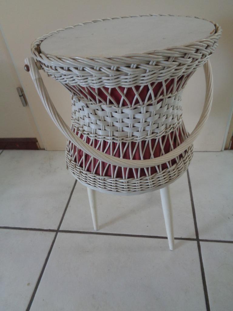 Magnifique panier à couture rétro blanc et rouge sur pieds, Hobby & Loisirs créatifs, Enlèvement ou Envoi, Comme neuf, Autres types