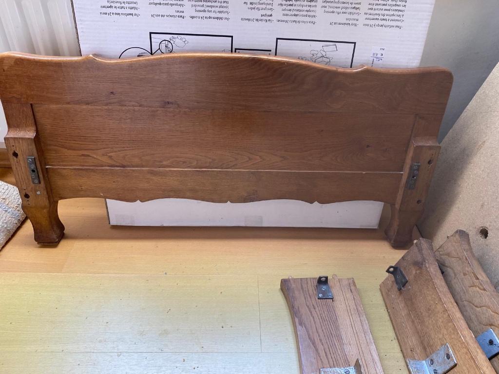 2 bedden in volle eik (prijs per stuk), Antiek en Kunst, Ophalen