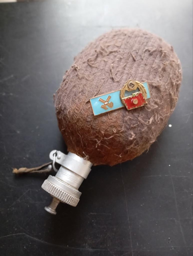 Cantine hongroise + badge vintage, Enlèvement ou Envoi