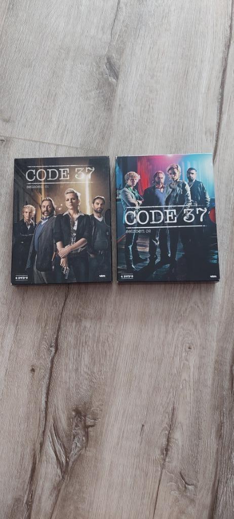 DVD BOX CODE 37 Seizoen 1 en Seizoen 2, Cd's en Dvd's, Dvd's | Tv en Series, Ophalen, Gebruikt, Overige genres