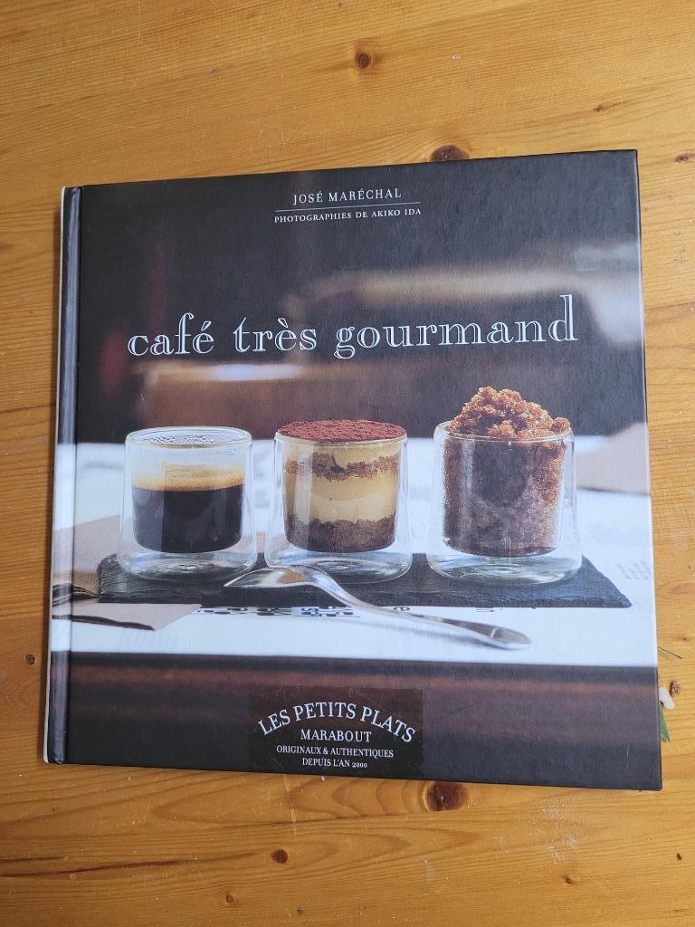 Livre de cuisine café très gourmand  de josé Maréchal, Gâteau, Tarte, Pâtisserie et Desserts, Comme neuf, Enlèvement, José maréchal