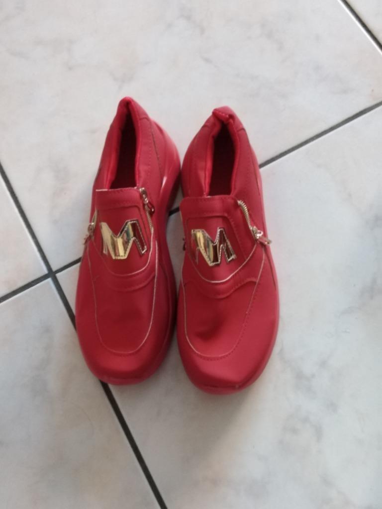 sneakers rood maat 43(doos witte en zwarte strepen, Enlèvement ou Envoi, Neuf, Rouge, Sneakers et Baskets