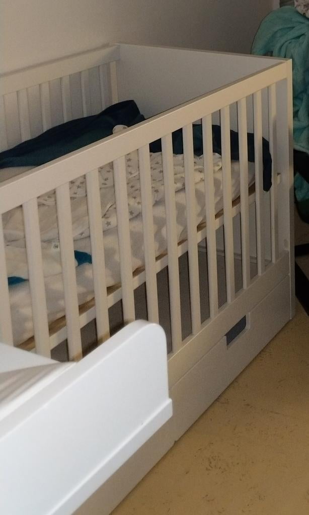 Kinderbedje met 2 schuiven en matras (en hoezen etc), Ophalen, Gebruikt, Minder dan 140 cm, Matras