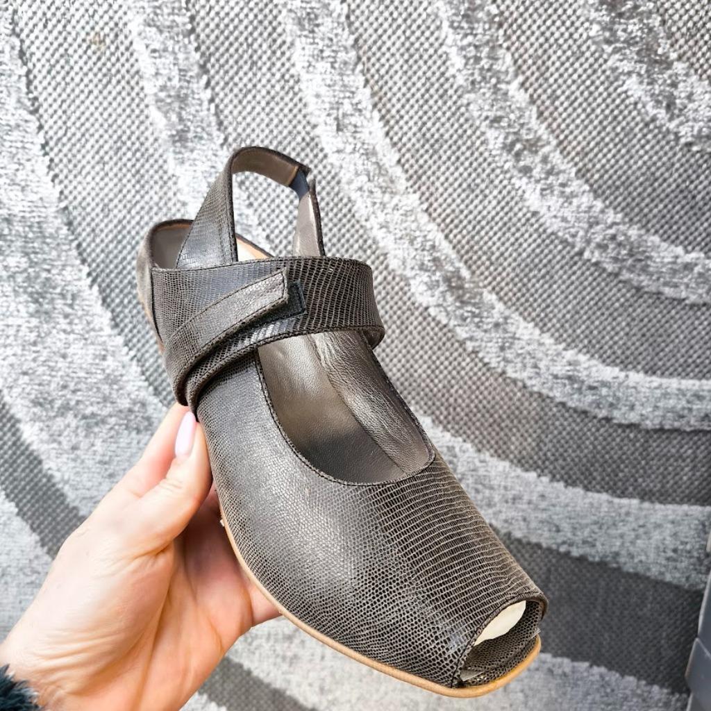 Livingstone pump open teen uitneembaar voetbed uk4,5 eu 37.5, Kleding | Dames, Ophalen of Verzenden, Bruin