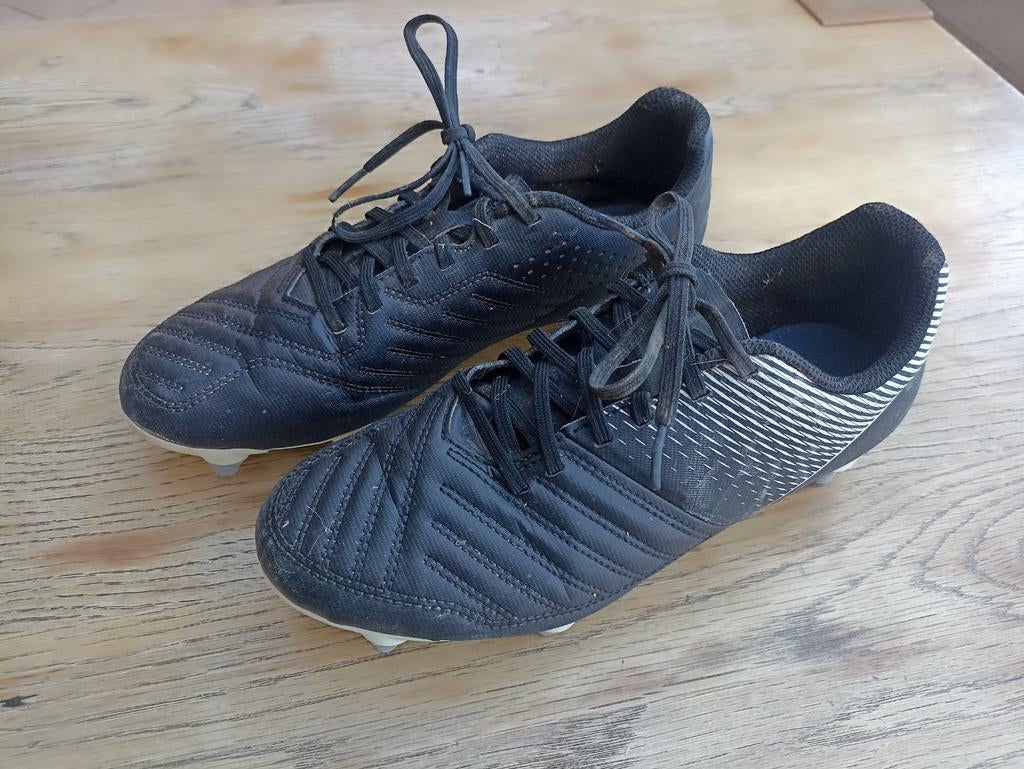 Chaussures de foot (crampons) Kipsta noires pointure 40, Ophalen of Verzenden, Gebruikt, Schoenen