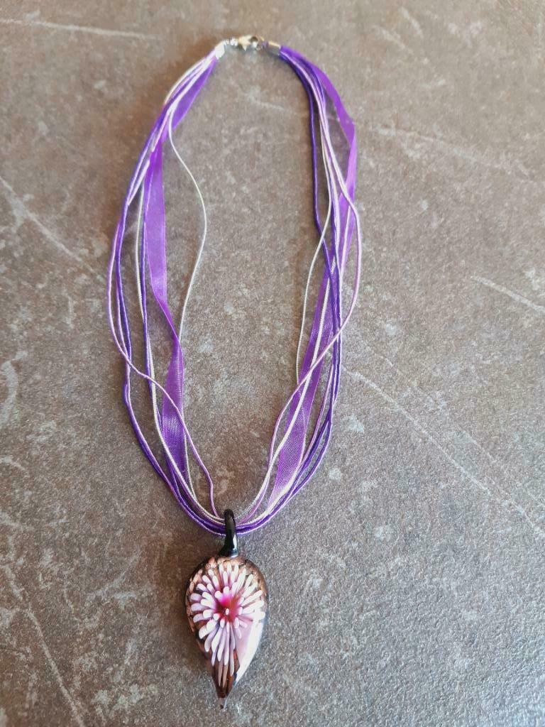 Ketting paars-zilver met bloem, Bijoux, Sacs & Beauté, Colliers, Avec pendentif, Comme neuf, Enlèvement, Autres matériaux