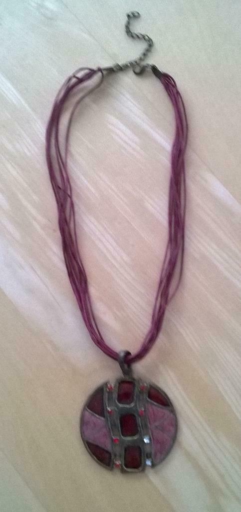 Collier avec pendentif, rouge/bordeaux, Bijoux, Sacs & Beauté, Colliers, Rouge, Enlèvement ou Envoi, Avec pendentif, Comme neuf