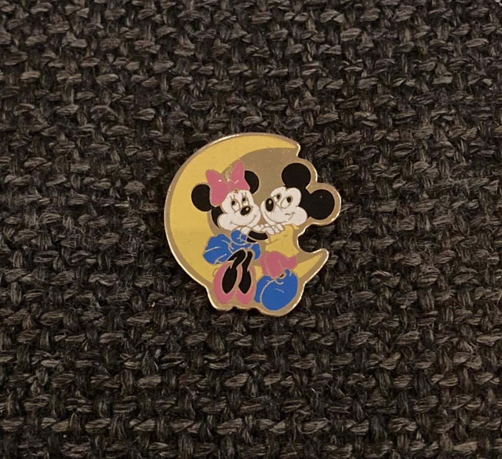 PIN - DISNEY - MINNIE MOUSE - MICKEY MOUSE, Envoi, Utilisé, Figurine, Insigne ou Pin's