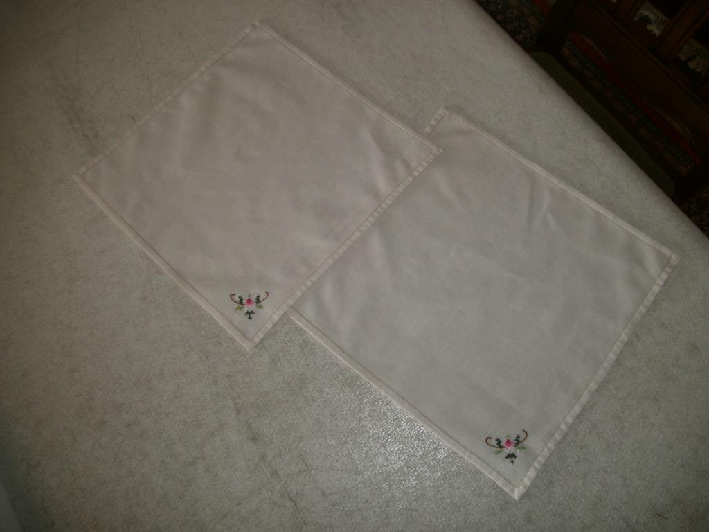 Lot de 2 serviettes de table brodés, Enlèvement ou Envoi, Comme neuf, Carré, Intérieur