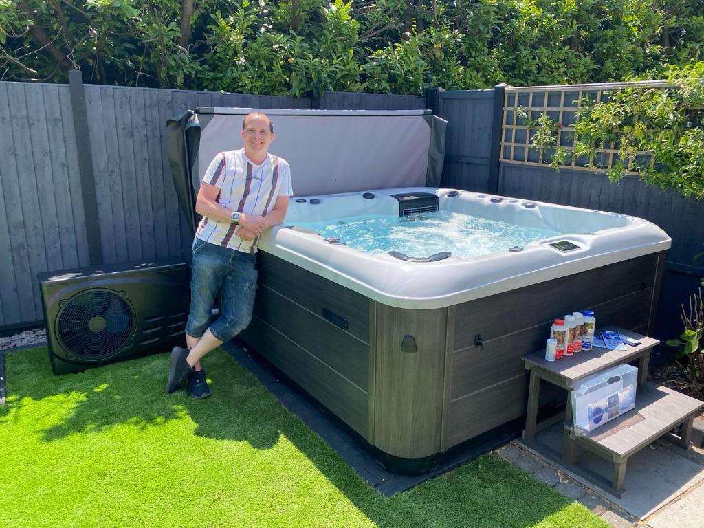 jacuzzi neuf 3 4/5/6 pers+pompe a chaleur  jq 80% d'economie, Jardin & Terrasse, Enlèvement, Neuf, Chaise