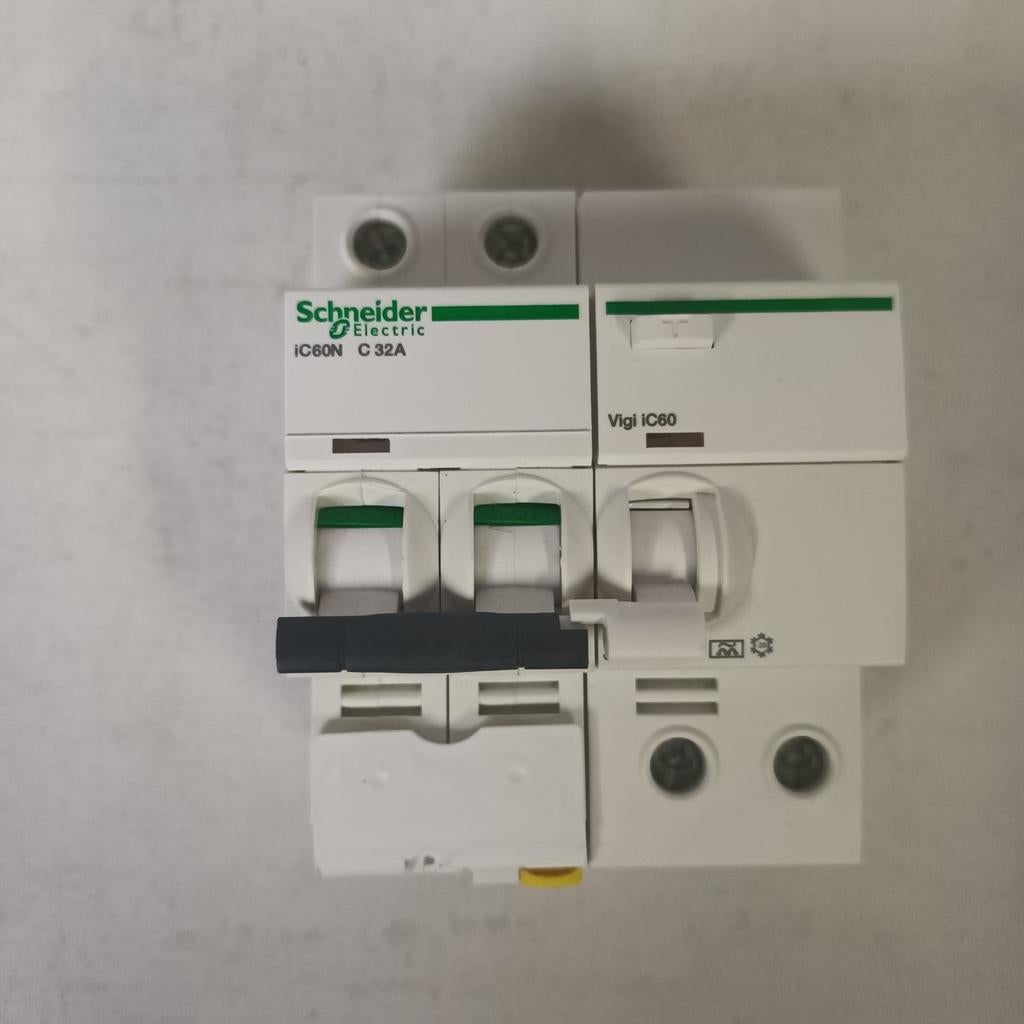 Schneider Acti IC60N 32A C en Vigi IC60 aardlek hulp blok, Doe-het-zelf en Bouw, Ophalen of Verzenden