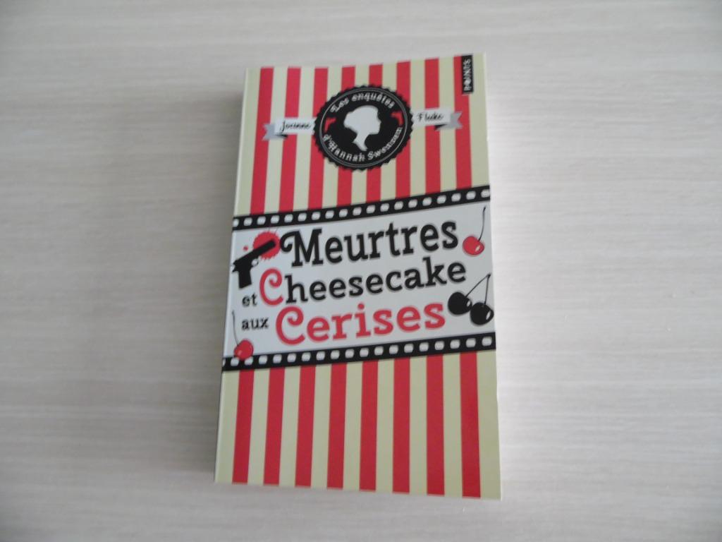 MEURTRES ET CHEESECAKE AUX CERISES   JOANNE  FLUKE, Joanne Fluke, Ophalen of Verzenden, Zo goed als nieuw, Amerika