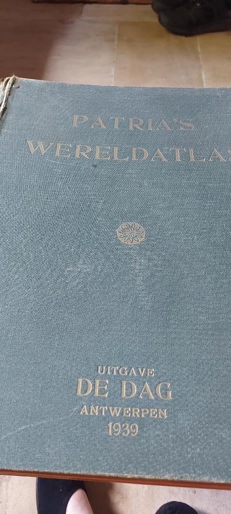 Patria's wereldatlas    uitgave De Dag  1939, Antiek en Kunst, Ophalen