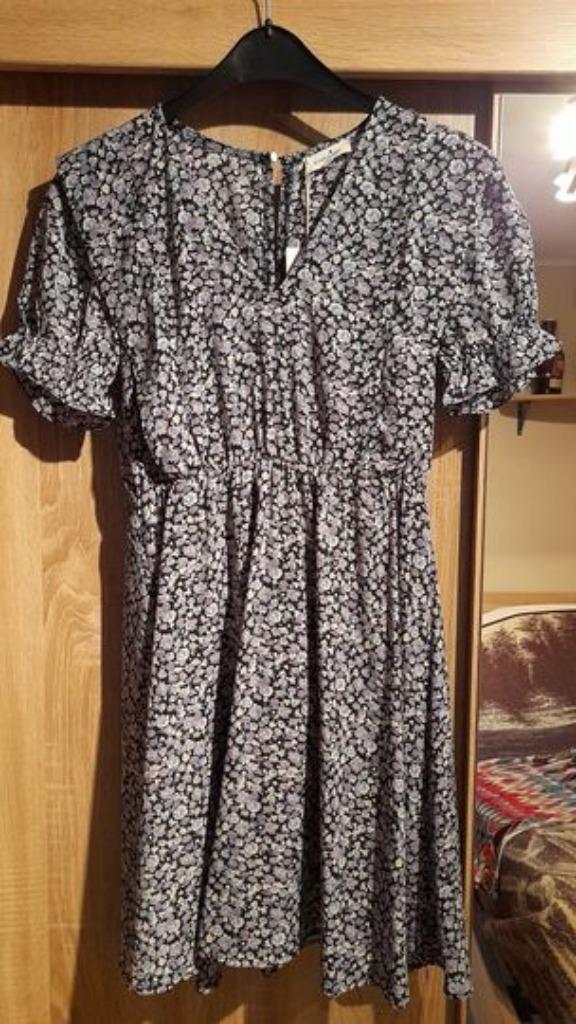 Nouvelle robe fleurie Taille M, Vêtements | Femmes, Robes, Neuf, Autre, Taille 38/40 (M), Enlèvement ou Envoi