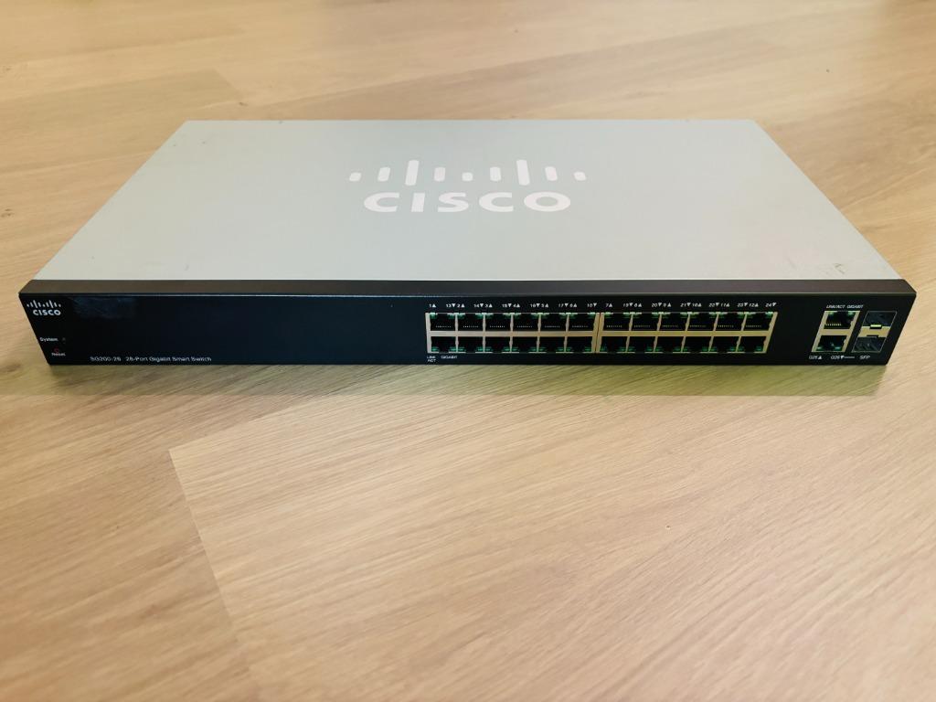 Cisco SG200-26 managed gigabit switch met sfp, Ophalen, Zo goed als nieuw