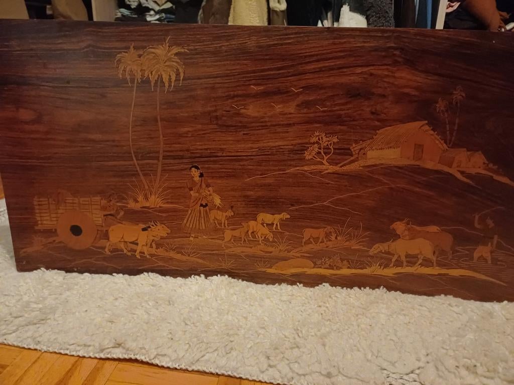 Magnifique table en bois avec graphisme, Maison & Meubles, Tables | Tables de salon, Enlèvement, 50 à 100 cm