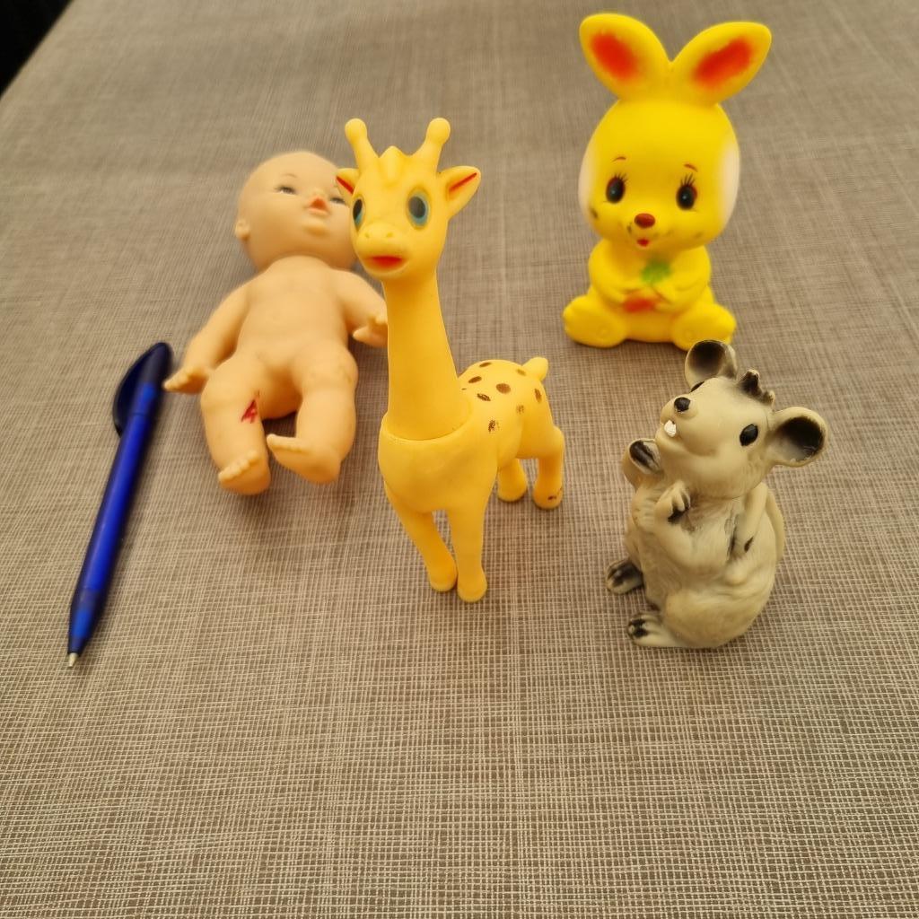 3 rubberen piepbeestjes + 1 baby popje, Verzamelen, Ophalen of Verzenden, Gebruikt