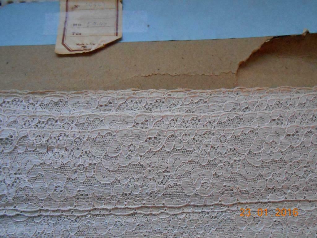 Oude antieke Franse kant (10481) 5 meter, Antiek en Kunst, Ophalen of Verzenden
