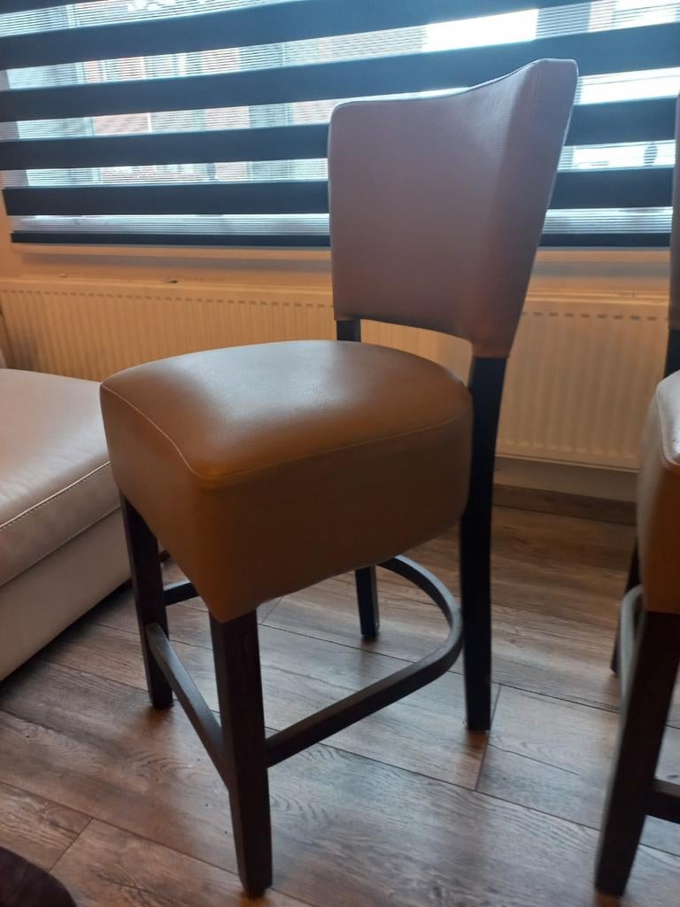 2 hoge lederen stoelen  voor een keukeneiland, Ophalen