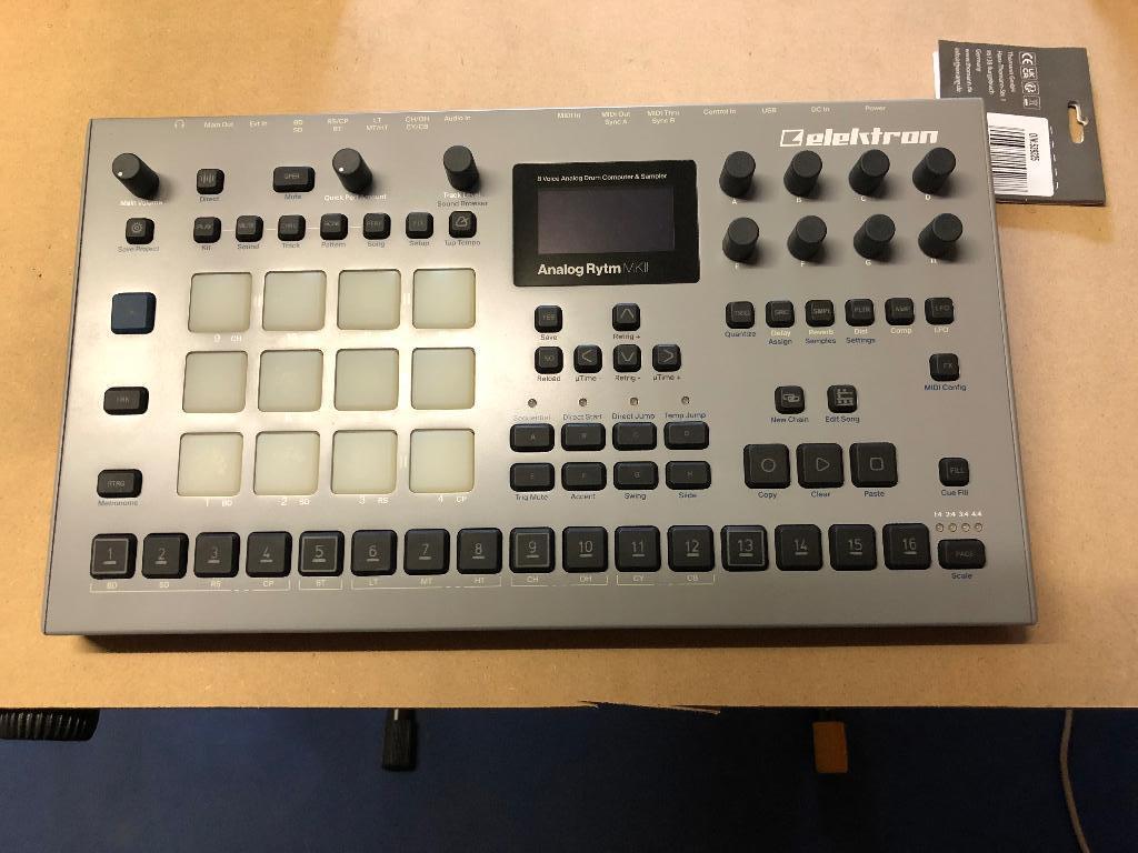 différents synthétiseurs, Enlèvement, Comme neuf, Avec connexion MIDI