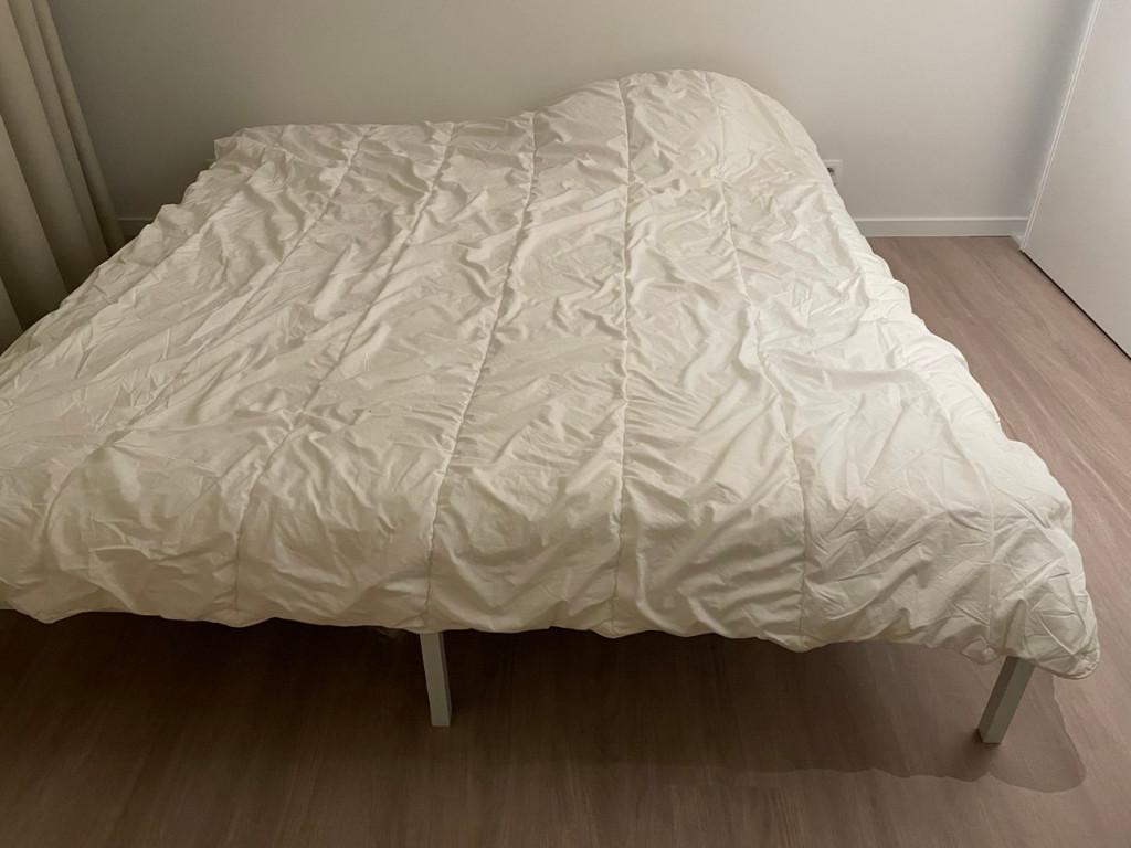 bed and mattress, Huis en Inrichting, Slaapkamer | Bedden, Zo goed als nieuw, Tweepersoons, 180 cm, 220 cm, Metaal, Wit, Ophalen of Verzenden