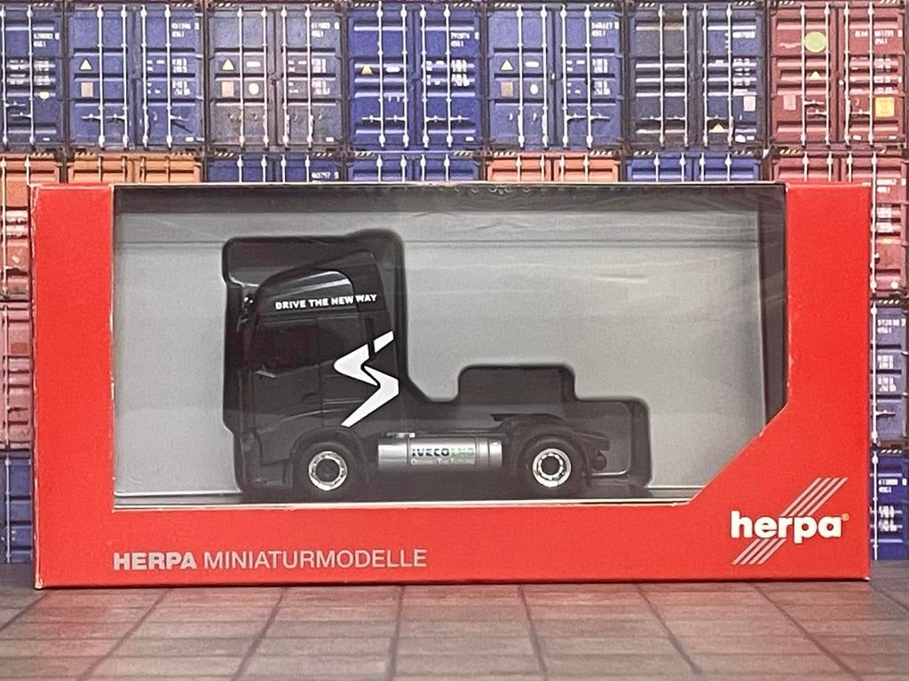 Herpa Iveco S-Way trekker zwart 1:87, Ophalen of Verzenden, Zo goed als nieuw, Bus of Vrachtwagen, Herpa