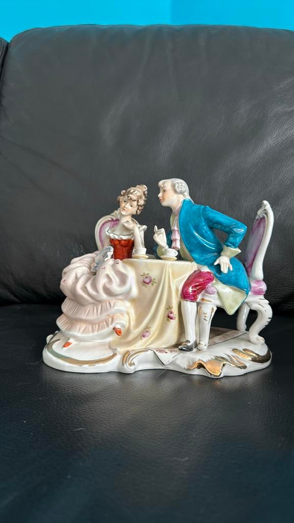 Porseleinen beeldje van man en vrouw aan tafel, Antiek en Kunst, Ophalen
