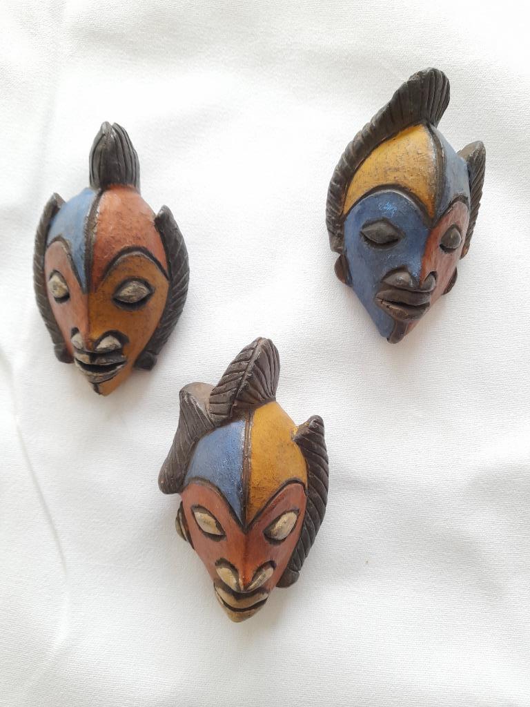 afrikaanse maskers in terracotta, Ophalen