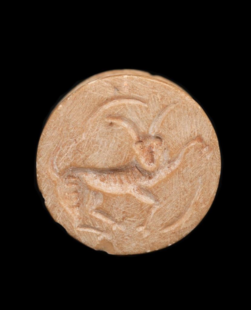 West-Aziatisch bifaciaal zegelamulet gesneden uit beige hard, Antiek en Kunst, Ophalen of Verzenden