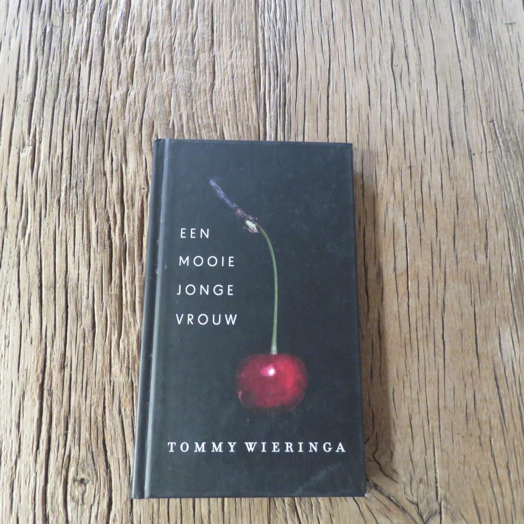 Een mooie jonge vrouw Tommy Wieringa, Enlèvement ou Envoi
