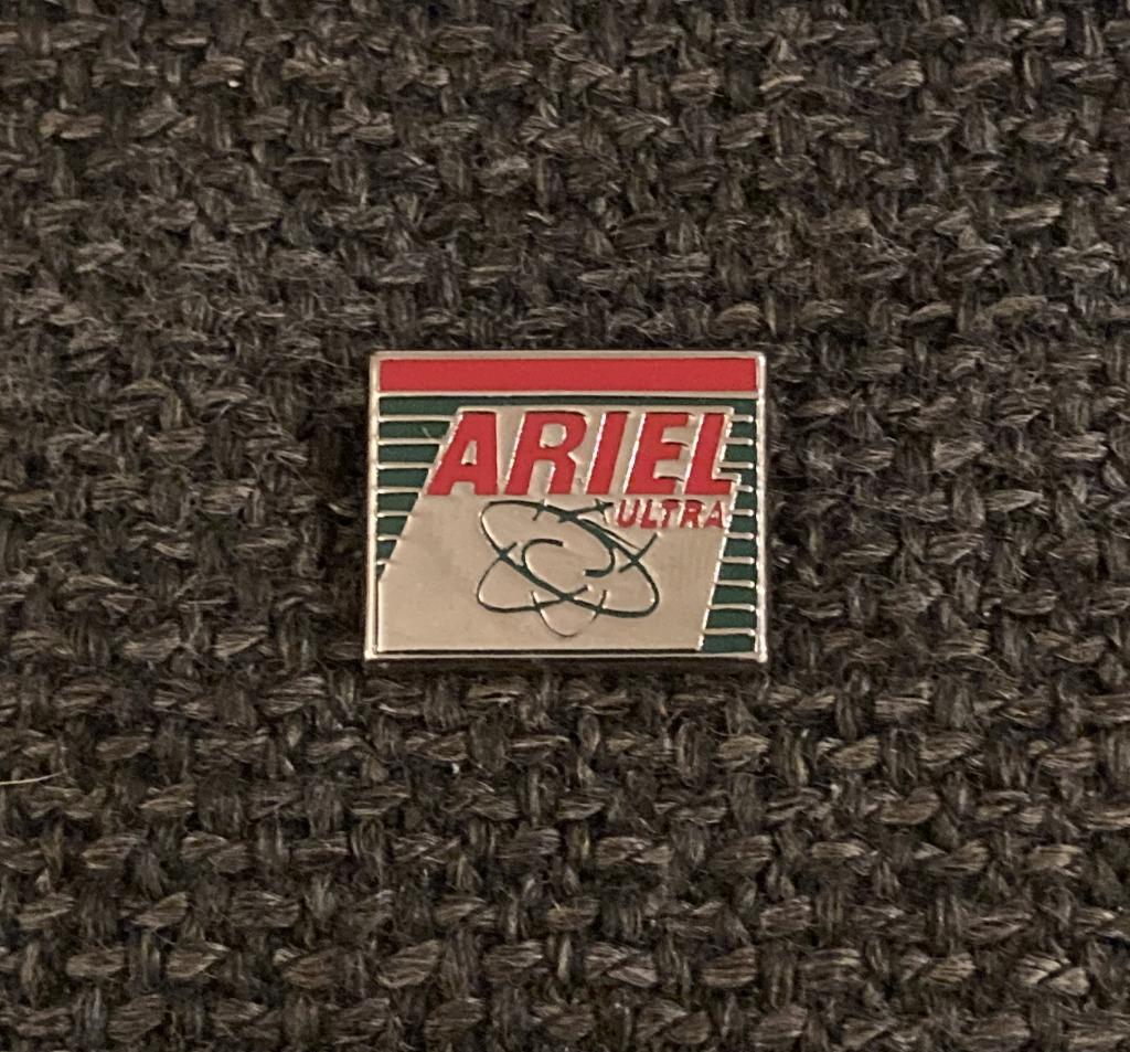 PIN - ARIEL ULTRA - WASMIDDEL - LESSIVE, Verzenden, Gebruikt, Merk, Speldje of Pin