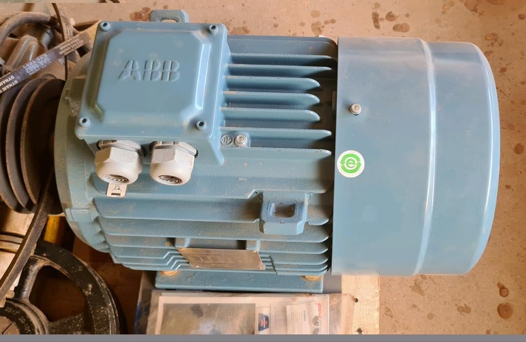 Moteur 10cv triphasé neuf avec poulies, Enlèvement, Comme neuf