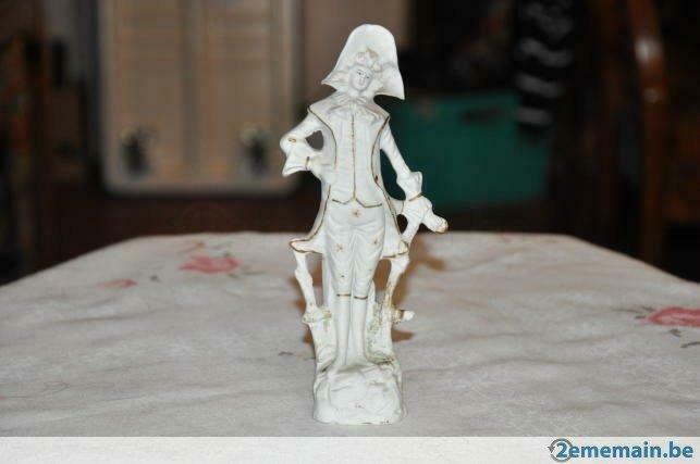 statue gentilhomme en biscuit blanc et or