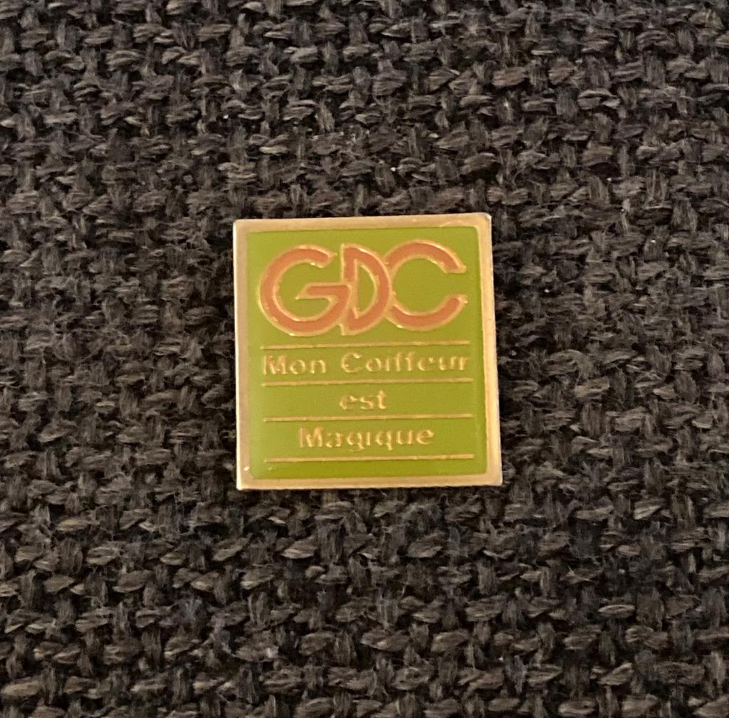 PIN - GDC - MON COIFFEUR EST MAGIQUE, Envoi, Utilisé, Autres sujets/thèmes, Insigne ou Pin's