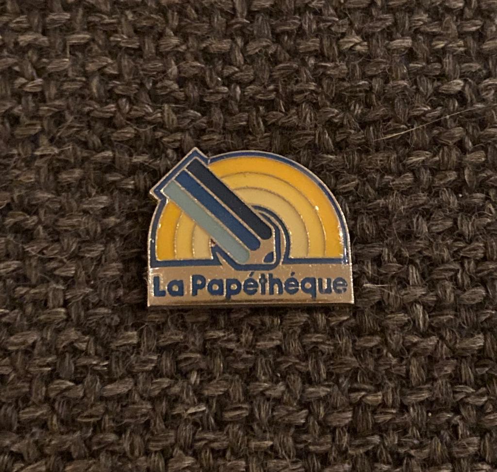 PIN - LA PAPÉTHÈQUE - PAPÉTERIE - LOISIRS CRÉATIFS, Collections, Envoi, Utilisé, Autres sujets/thèmes, Insigne ou Pin's
