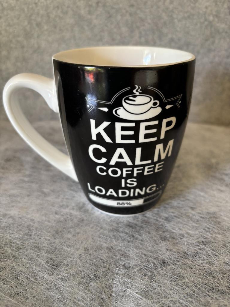 MOK KEEP CALM coffee is loading TAS, Ophalen of Verzenden, Nieuw, Keramiek, Kop(pen) en/of Schotel(s)