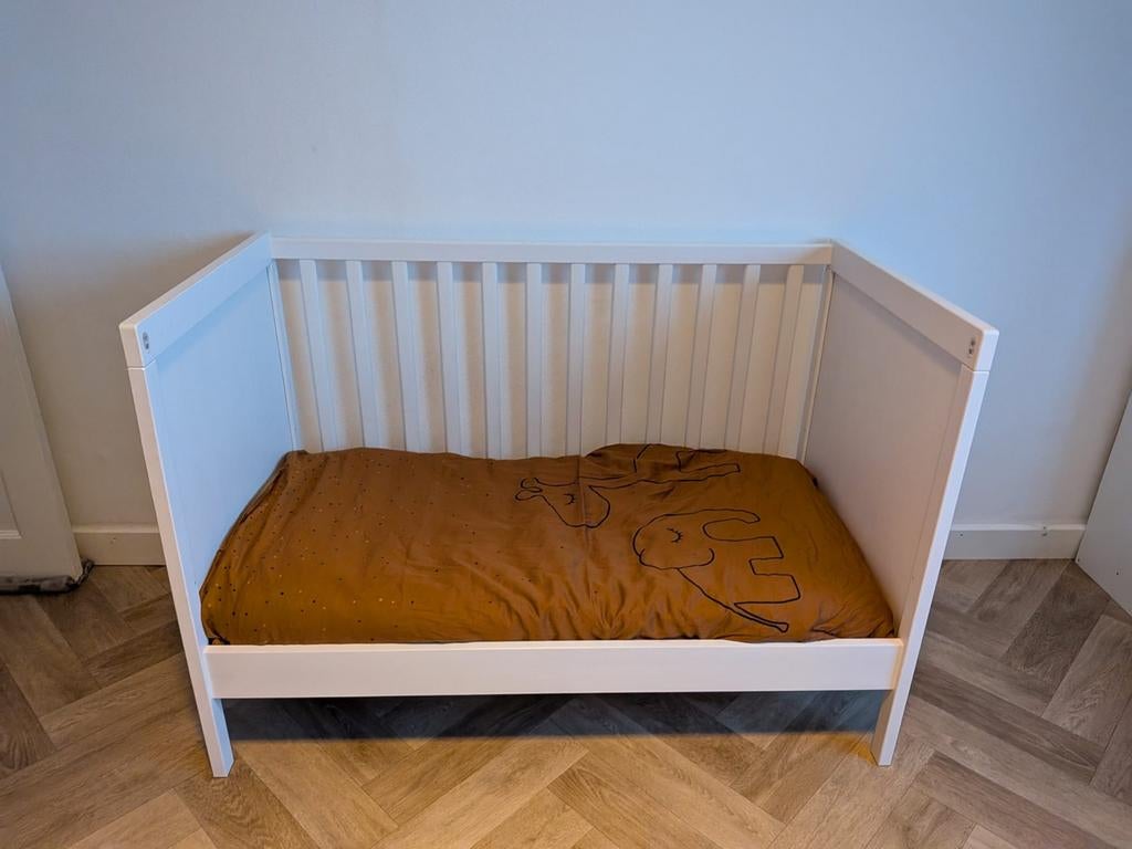 Lit bébé Sundvik + matelas, Kinderen en Baby's, Kinderkamer | Bedden, Ophalen