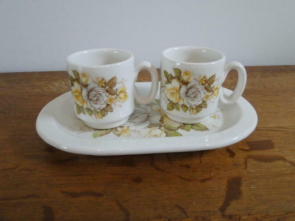 2 petites tasses sur une soucoupe, Enlèvement ou Envoi, Utilisé