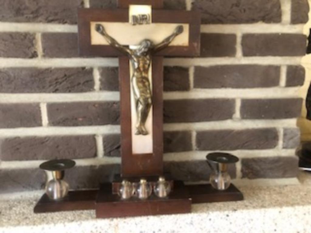 garniture de crucifix en bois, Enlèvement